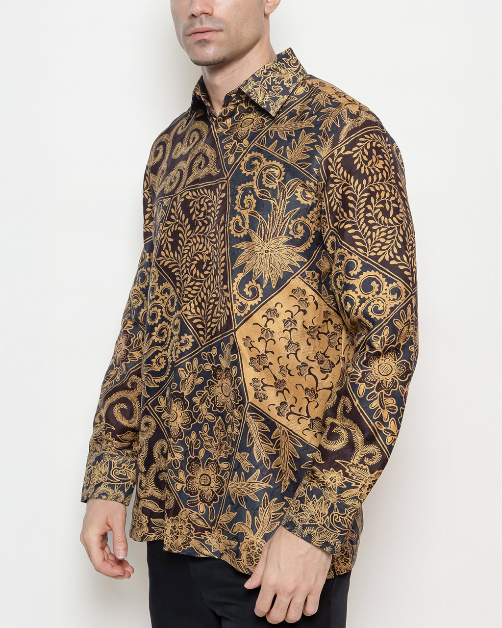 Hand-Drawn Batik Shirt With Sekar Jagat Pattern