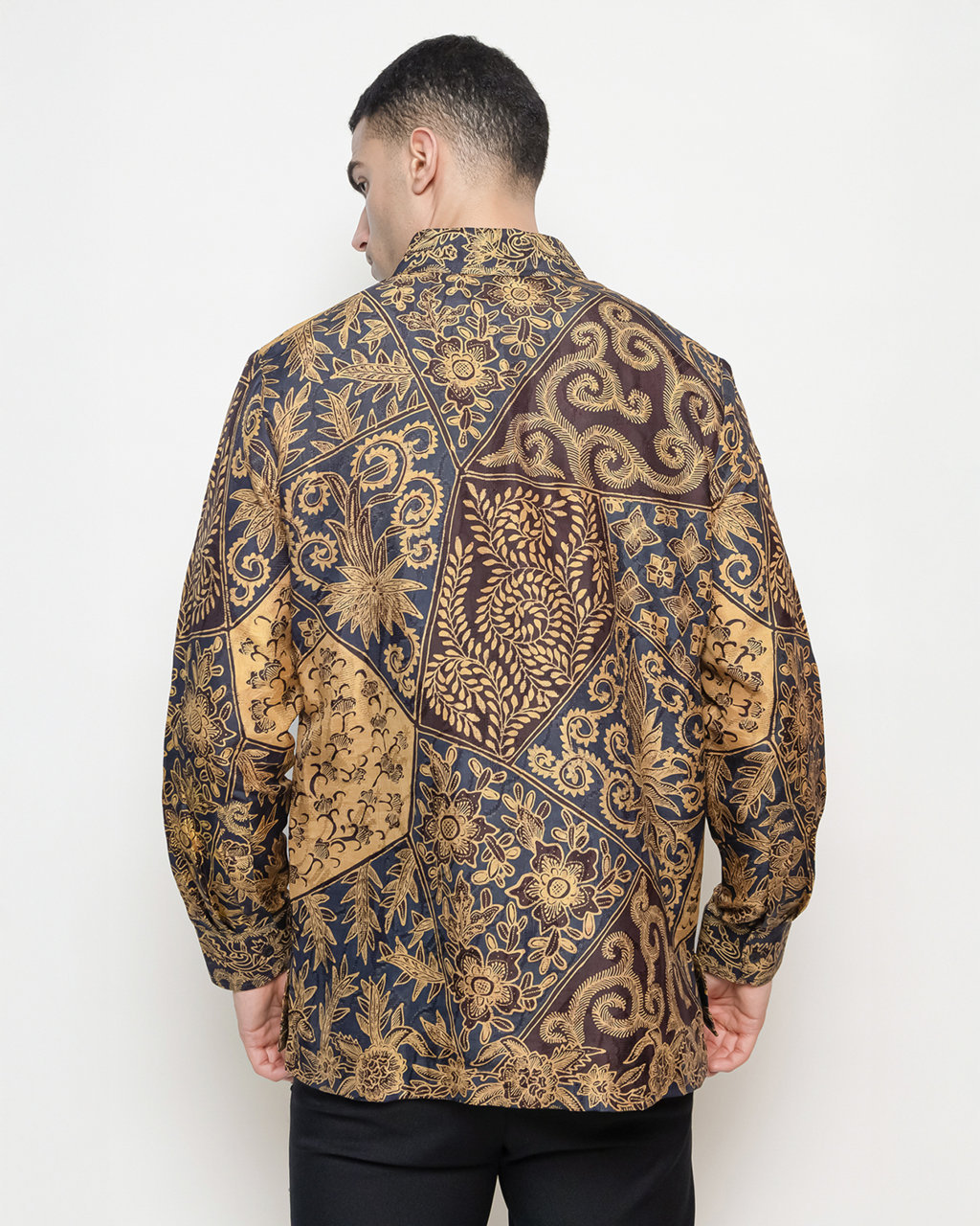Hand-Drawn Batik Shirt With Sekar Jagat Pattern